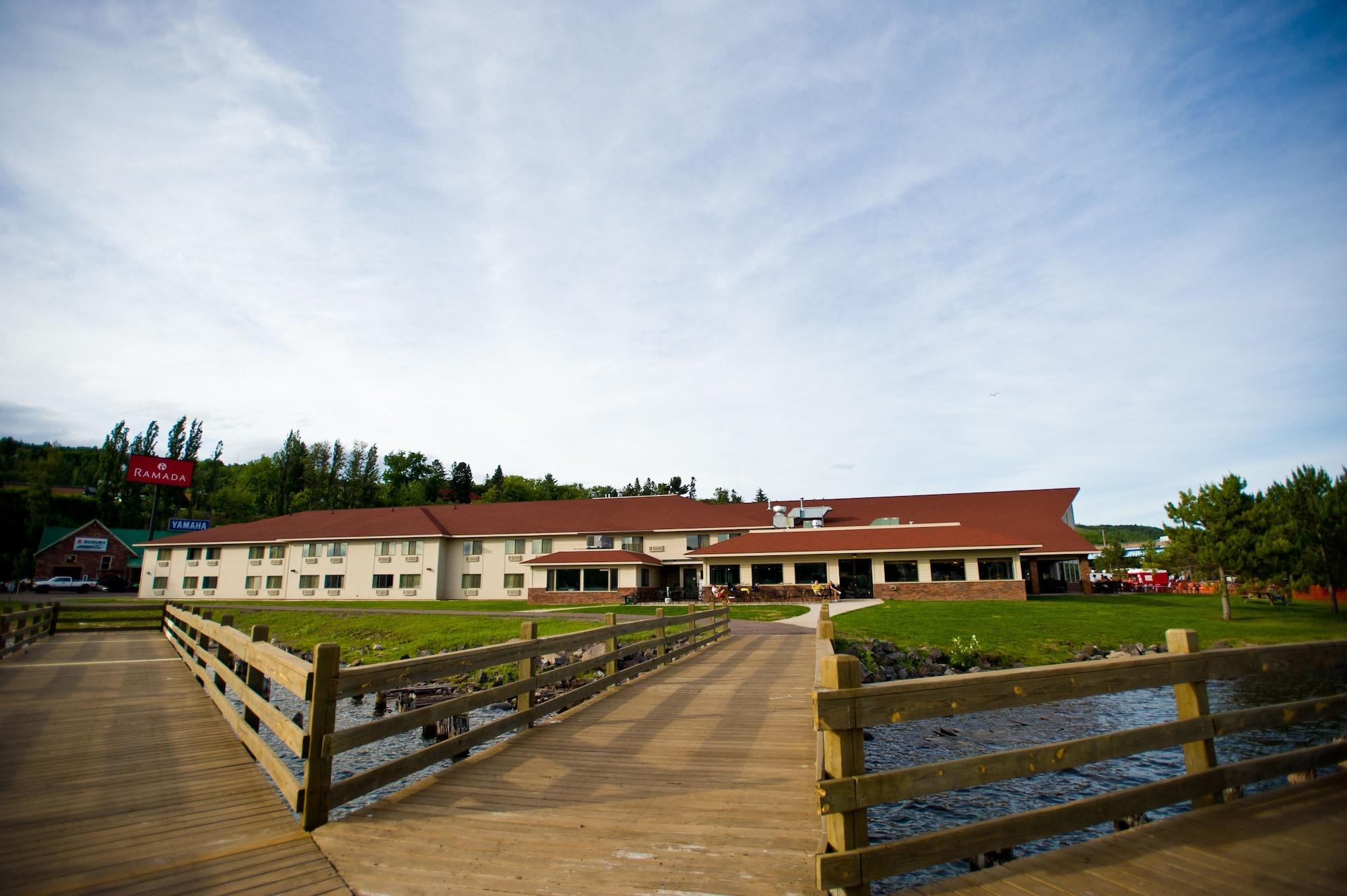 Ramada By Wyndham Hancock Waterfront Exterior foto