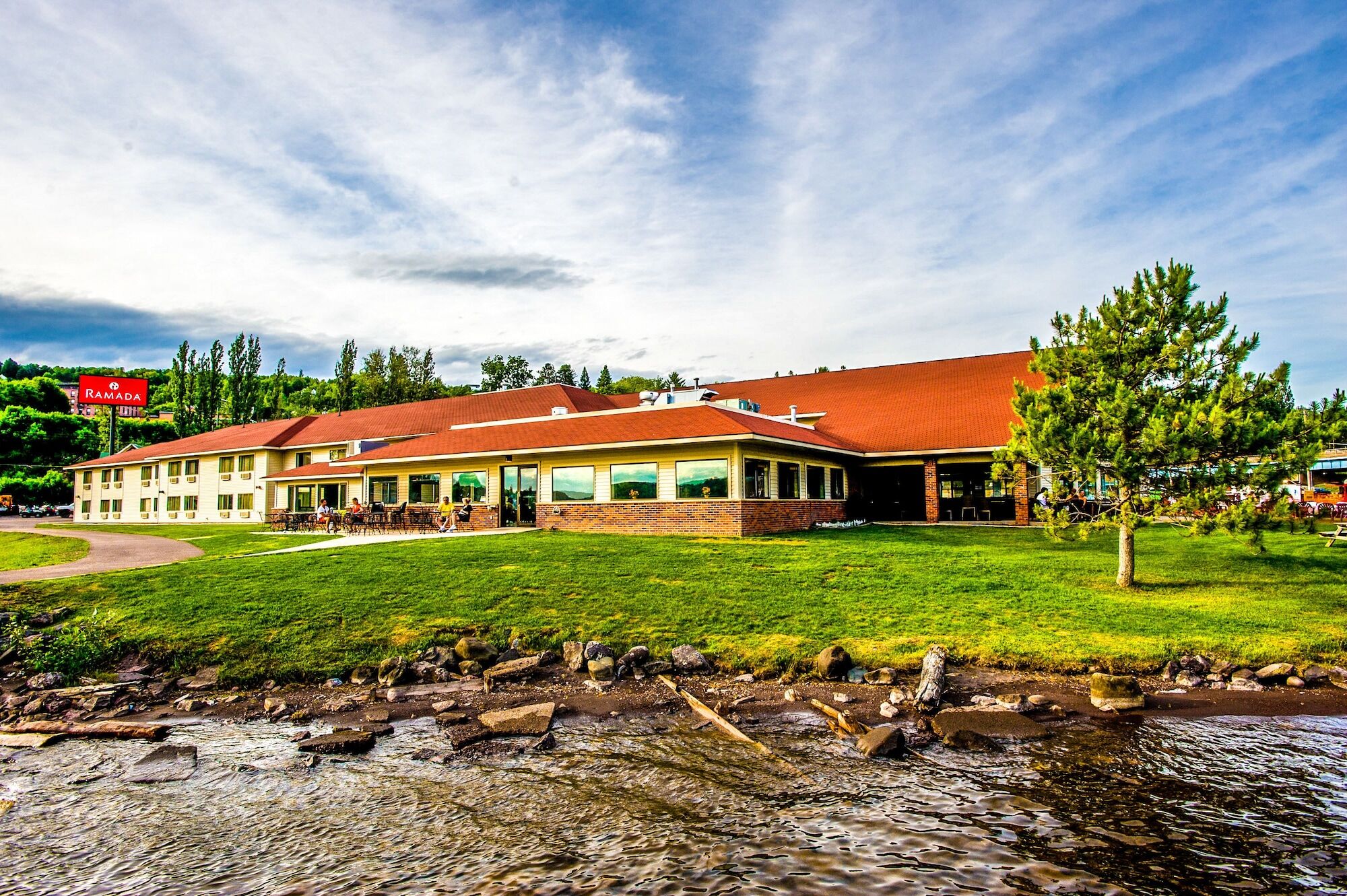 Ramada By Wyndham Hancock Waterfront Exterior foto